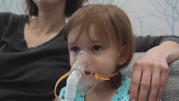 Krankes Mädchen Beim Inhalieren Mit Maske Gesicht Baby Inhaliert Mit — Stockvideo