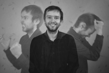 Zihinsel sorunları ve bölünmüş kişiliği olan deli bir adamın portresi. Duyguları bastırma ve dış sakinlik kavramı