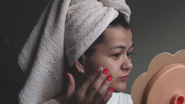 Wstrząśnięta Zdenerwowana Kobieta Ręcznikiem Głowie Spojrzeć Lustro Czuć Się Zestresowany — Wideo stockowe