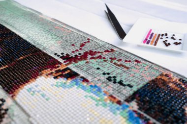 Kristalli ve cımbızlı elmas mozaiği. Monoton faaliyetler sürecinde dinlenme ve dinlenme.