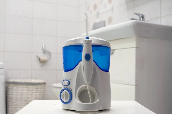 Szájtisztító öntözőgép modern szerszám a fürdőszobában. Szájhigiénia, fürdőszobai tárgyak fogalma — Stock Fotó