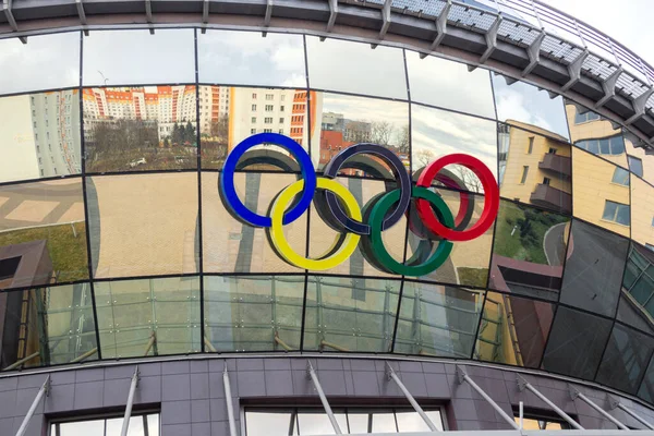 Bouw van het nationale olympisch comité van de Republiek Belarus met Olympische ringen. Minsk Wit-Rusland - 2 april 2021. — Stockfoto