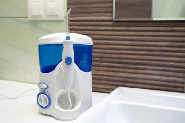 Ağız temizleme, banyo temizleme, modern alet. Ağız temizliği, banyo objeleri konsepti..