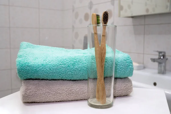 Bambusz Fogkefe Üvegszekrényben Törölközővel Zéró Szemetes Fürdőszobában Műanyag Szabad Szépség — Stock Fotó