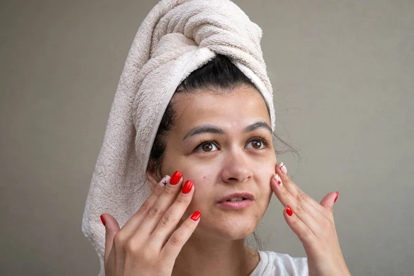 Mulher Aplicando Creme Facial Seu Rosto Spa Bem Estar Casa — Fotografia de Stock