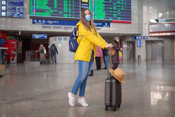 Wanita Turis Modern Muda Berwarna Kuning Dengan Masker Wajah Medis — Stok Foto