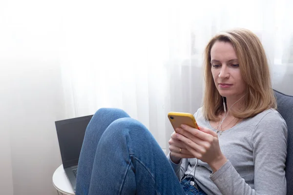 Mujer Sentada Cómodamente Silla Trabajando Con Teléfono Inteligente Línea Trabajar — Foto de Stock