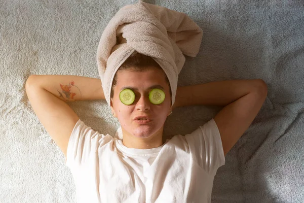 Mulher Com Uma Máscara Facial Toalha Cabeça Pedaços Pepino Nos — Fotografia de Stock