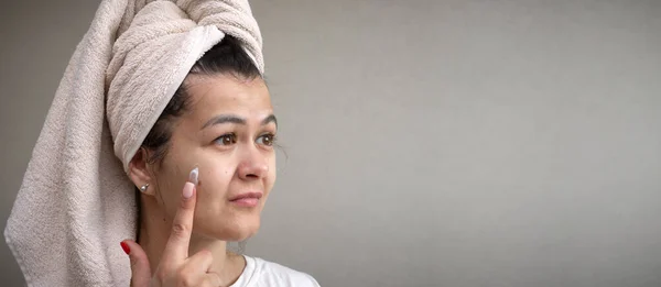 Frau Die Ihr Gesicht Eincremt Spa Und Wellness Hause Hautpflege — Stockfoto