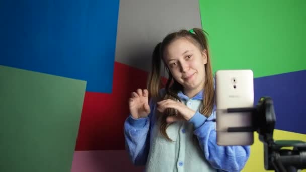 Kvinna tonåring bloggare inspelning video dans med smartphone kamera hemma, fokus på modell. Modern teknik och tik tok koncept — Stockvideo