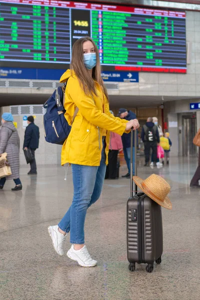 Wanita Turis Modern Muda Berwarna Kuning Dengan Masker Wajah Medis — Stok Foto