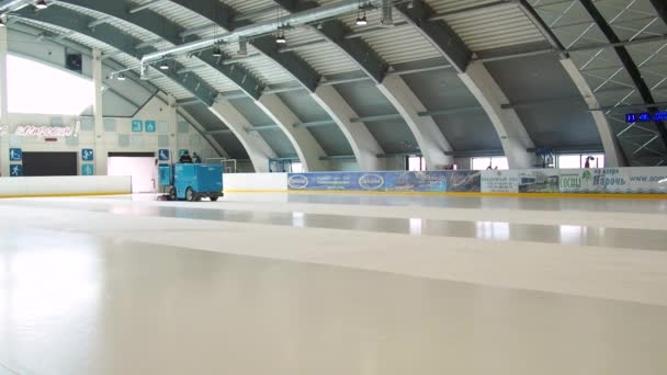2021年3月20日 白俄罗斯明斯克 男工用重新铺设的机器清扫溜冰场 — 图库视频影像