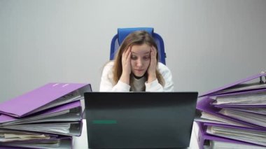 Yorgun bir iş kadını. Masasında bir sürü evrak işi var. Gece geç saatlere kadar ofiste çalışırken kağıda bakıp çarşaf yığınına uzanan yalnız bir kız.