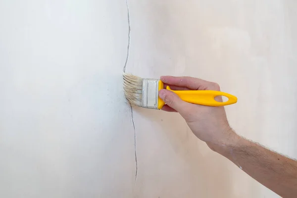 Bouwvakker Repareert Een Barsten Muur Van Een Huis Pleisterwerk Cement — Stockfoto
