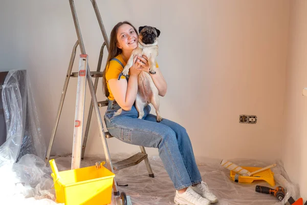 Mujer Soltera Independiente Junto Con Perrito Hacen Reparaciones Apartamento Mascotas — Foto de Stock