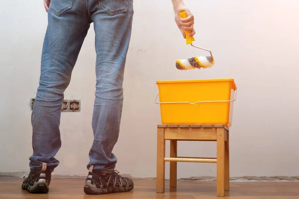 Man Priming Wall Roller Repair Interior Young Male Decorator Painting — Stock Photo, Image