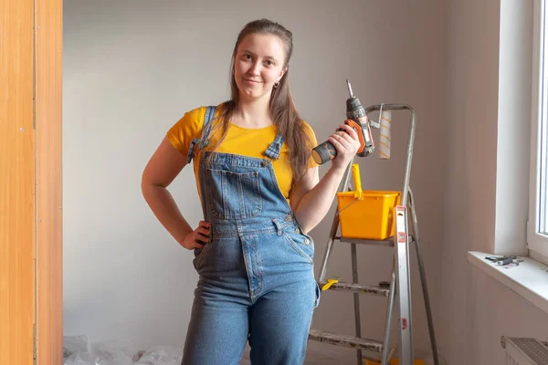 Reparadora Profesional Haciendo Una Renovación Del Hogar Ella Está Posando — Foto de Stock