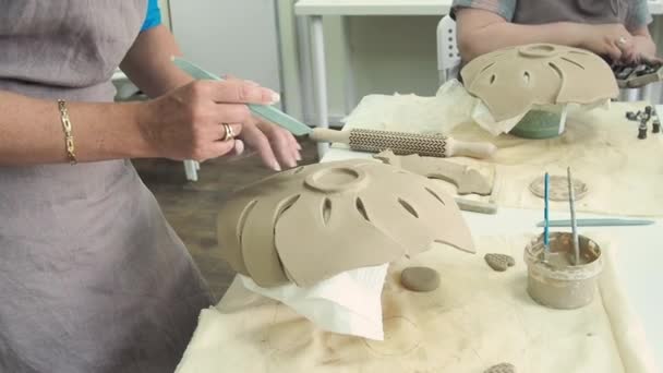 Mulher Mão Oleiro Fazendo Folha Argila Monstera Estúdio Oficina Cerâmica — Vídeo de Stock