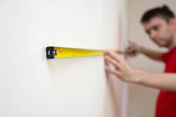 Homme Réparation Mesure Mur Blanc Avec Ruban Mesurer Avant Tapisserie — Photo
