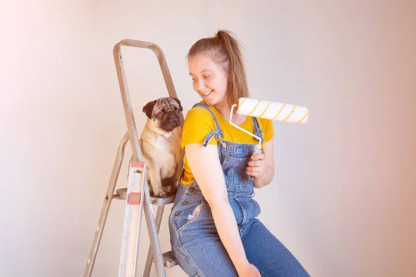 Mujer Soltera Independiente Junto Con Perrito Hacen Reparaciones Apartamento Mascotas — Foto de Stock