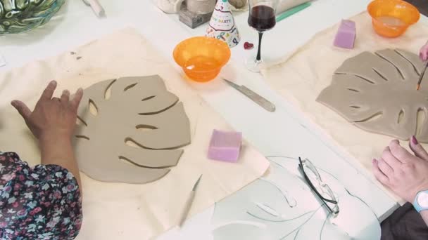 Mulher Mão Oleiro Fazendo Folha Argila Monstera Estúdio Oficina Cerâmica — Vídeo de Stock