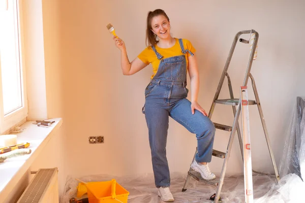 Jovem Mulher Feliz Faz Reparos Seu Apartamento Mulher Engraçada Com — Fotografia de Stock