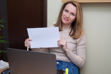 Genç iş kadını öğrenci öğretmen video konferansı hocası web kamerasından bilgisayar sohbetinden arıyor online sohbette öğretmeyi öğren. uzak webinar çevrimiçi öğretim kavramı.