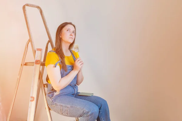 Een Penetrante Vrouw Met Penseel Ladder Ziet Dromerig Uit Een — Stockfoto