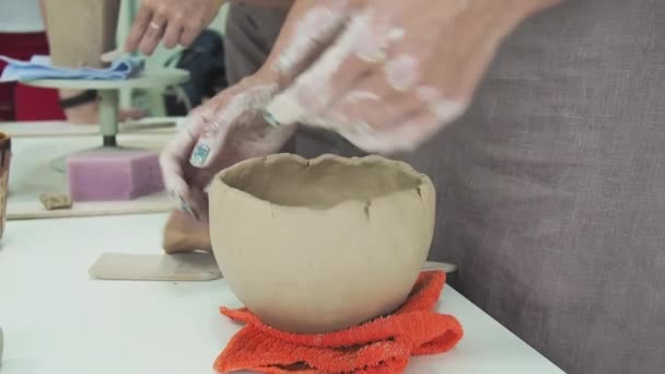 Donna mano vasaio fare tazza di argilla in studio laboratorio di ceramica. Processo di creazione di tazza in ceramica. Concetto artigianale, hobby art e artigianato — Video Stock