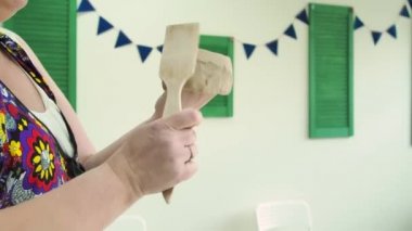 Çömlekçi kadın çömlek atölyesinde kilden kupa yapıyor. Seramik bardak oluşturma süreci. El yapımı, hobi sanatı ve el işi konsepti.