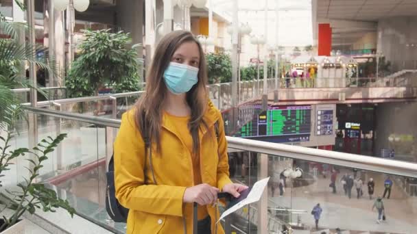 Giovane Donna Turistica Moderna Giallo Con Maschera Medica Viso Aeroporto — Video Stock