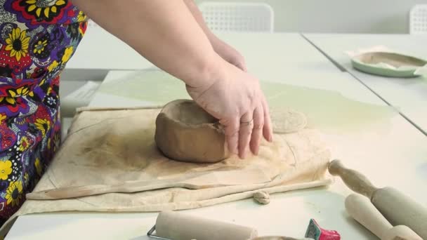 Mulher Mão Oleiro Fazendo Xícara Barro Estúdio Oficina Cerâmica Processo — Vídeo de Stock