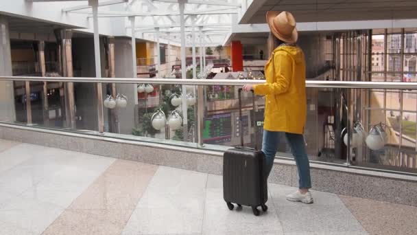 在机场火车站 戴着面罩背着行李的妇女走在路上 科罗纳维勒斯封锁 Covid 19大流行病概念之后的新的正常旅行 Covid 19女游客 — 图库视频影像