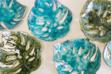 Çamurdan yapılmış seramik canavarların farklı yaprakları. Çömlek atölyesi, stüdyo. El işi, sanat eseri ve el yapımı konsept.