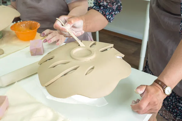 Mujer Alfarero Mano Haciendo Hoja Arcilla Monstera Estudio Taller Cerámica —  Fotos de Stock