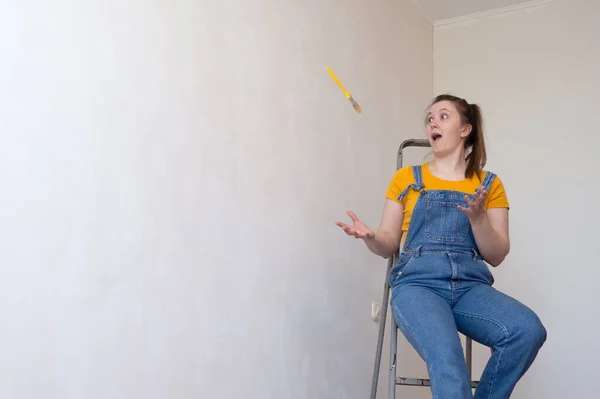 Mutlu Kadın Fotokopi Odası Olan Boyanmamış Bir Duvarla Merdivende Fırçayla — Stok fotoğraf