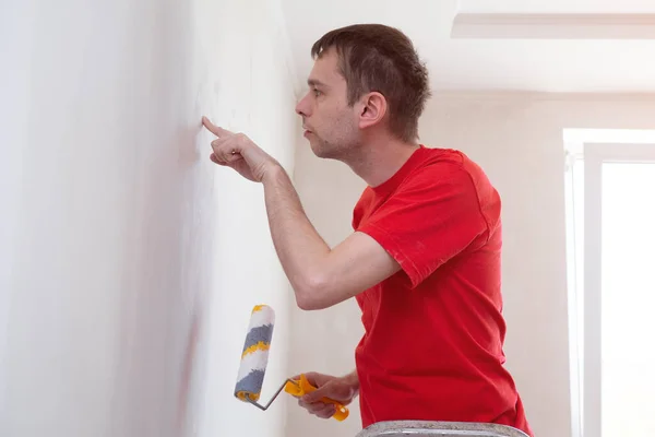 Homme Avec Touche Rouleau Vérifier Mur Après Travail Réparation Intérieur — Photo