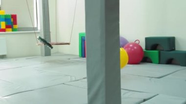 Duyusal uyum sağlama odası çocuklar için merkezde. Jimnastik ve duyusal bozuklukların rehabilitasyonu için spor salonu