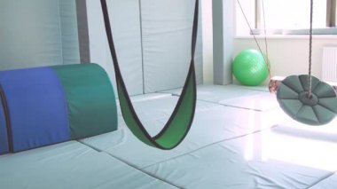 Duyusal uyum sağlama odası çocuklar için merkezde. Jimnastik ve duyusal bozuklukların rehabilitasyonu için spor salonu
