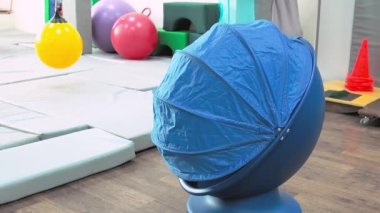 Duyusal uyum sağlama odası çocuklar için merkezde. Jimnastik ve duyusal bozuklukların rehabilitasyonu için spor salonu. vestibüler sistemin restorasyonu için egzersiz