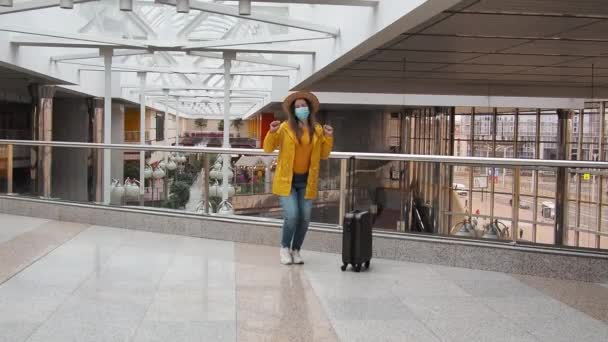 Mujer Turística Moderna Feliz Salto Amarillo Con Máscara Médica Cara — Vídeo de stock