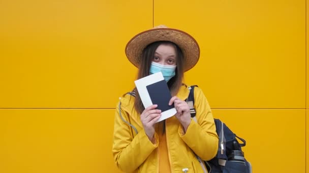 在机场或火车站 身穿黄色衣服 头戴口罩的年轻现代女游客 在禽流感大流行期间旅行 并在检疫结束后旅游19 新的正常 — 图库视频影像