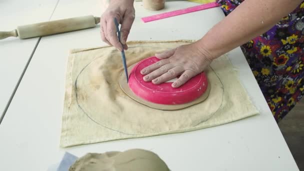 Kvinnelig Pottemaker Som Lager Leirtallerken Keramikkverksted Atelier Håndlaget Hobbykunst Håndverkskonsept – stockvideo