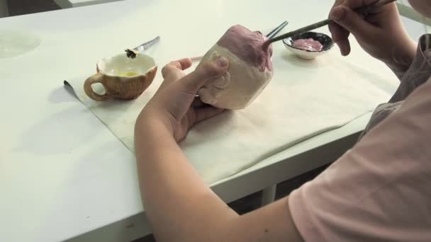 Ragazza Pittura Con Pennello Sulla Tazza Ceramica Argilla Studio Laboratorio — Video Stock