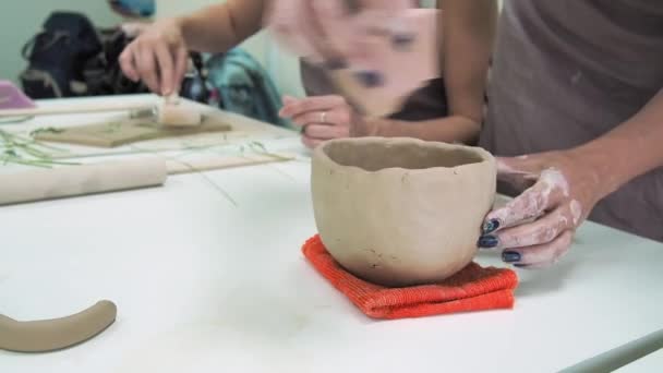Женщина Ручной Гончар Делающий Глиняную Чашку Мастерской Керамики Студии Процесс — стоковое видео