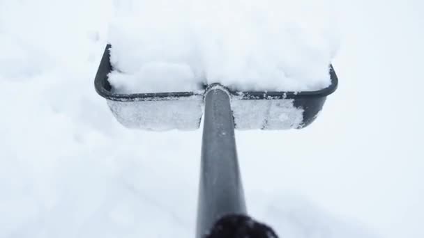 Hombre Con Una Pala Elimina Nieve Vista Primera Persona Limpieza — Vídeos de Stock