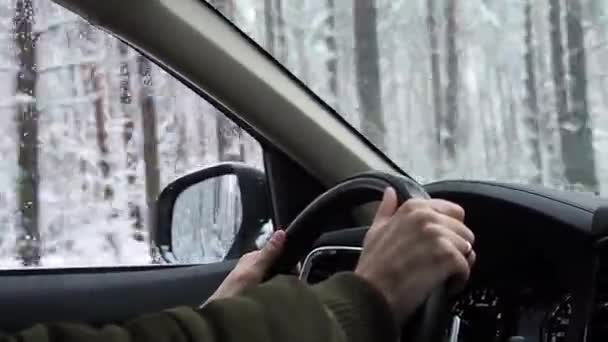 Coche Conduciendo Por Carretera Cubierta Nieve Través Del Bosque Nevado — Vídeos de Stock