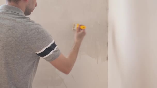 Homem Preparar Parede Com Pincel Reparação Interior Jovem Decorador Masculino — Vídeo de Stock