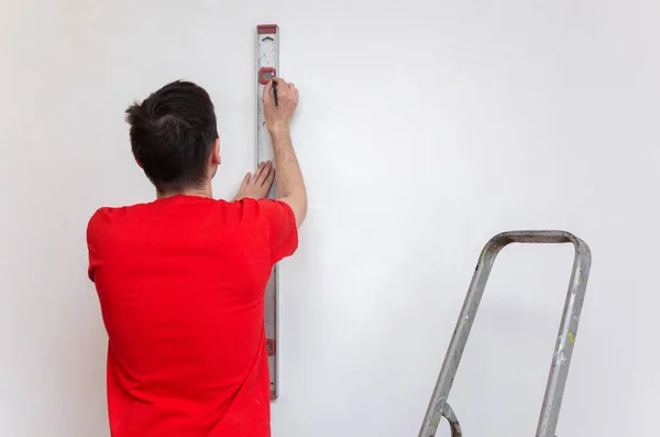 Man Reparateur Controleren Niveau Van Muur Met Bubble Level Tool — Stockfoto