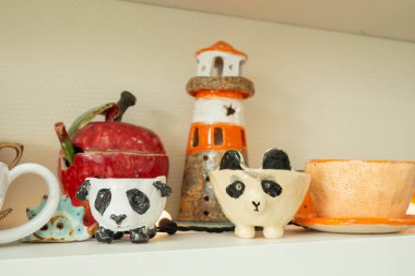 Seramik atölyesinde kil parlatıldıktan ve ateşlendikten sonra üretilen seramik ürünler